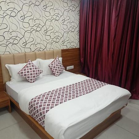 Hotel Dreamland Вадодара Екстериор снимка