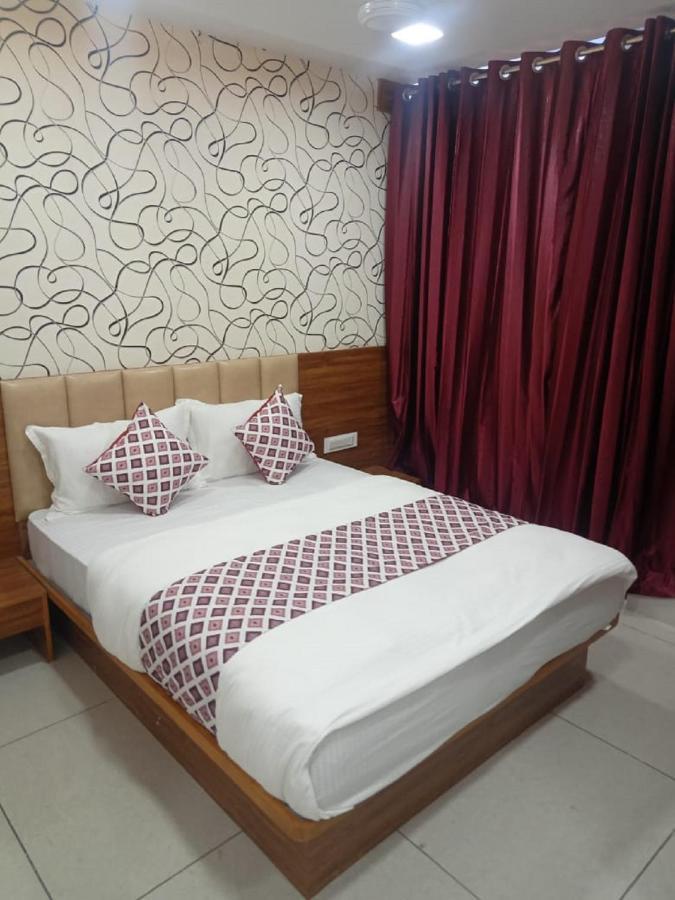 Hotel Dreamland Вадодара Екстериор снимка