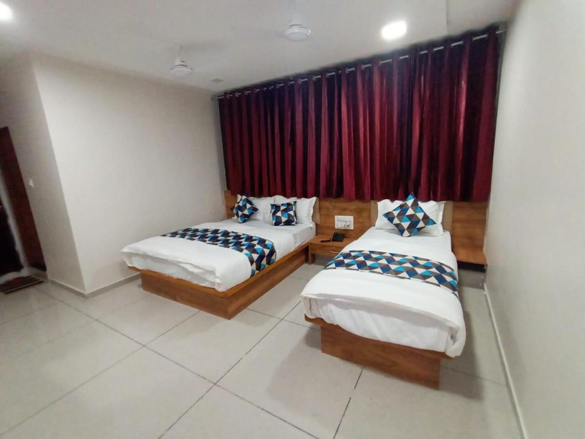Hotel Dreamland Вадодара Екстериор снимка